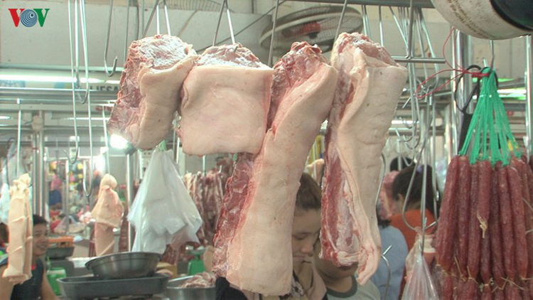 Giá thịt lợn tại các chợ dân sinh vẫn ở mức cao.