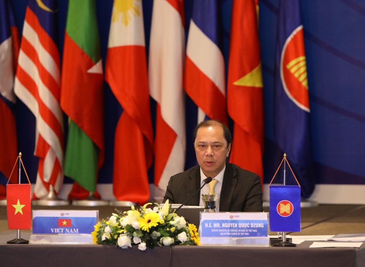 Thứ trưởng Bộ Ngoại giao Nguyễn Quốc Dũng phát biểu tại hội nghị.