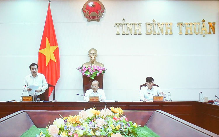 Lãnh đạo tỉnh Bình Thuận báo cáo Thủ tướng Chính phủ tại buổi làm việc.