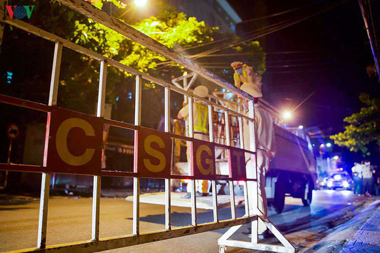 Lực lượng CSGT Công an Đà Nẵng triển khai rào chắn trên đường Hải Phòng, đường Quang Trung- khu vực cổng chính và cổng sau Bệnh viện C Đà Nẵng vào đêm 27/7.