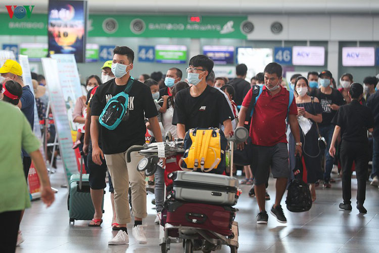 Hành khách ra sân bay Đà Nẵng ngày 27/7.