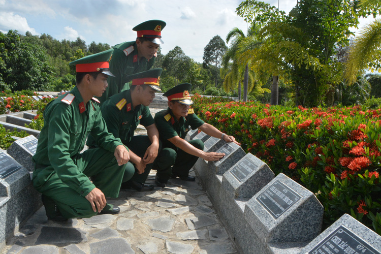 Cán bộ, chiến sĩ Đội K91 thăm Nghĩa trang Tam Nông, huyện Tam Nông, tỉnh Đồng Tháp.