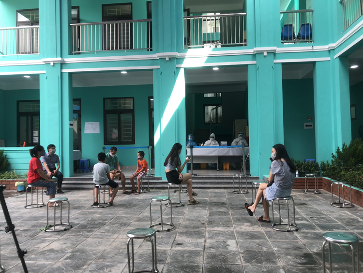 Người dân phường Trung Hòa, quận Cầu Giấy chờ lấy mẫu xét nghiệm.