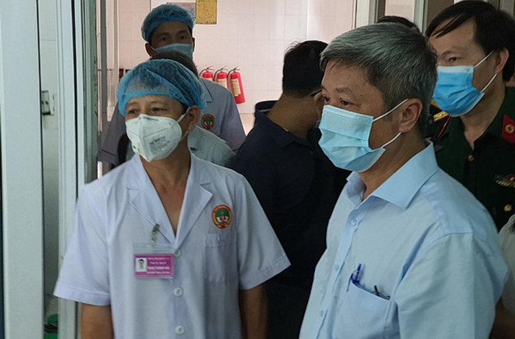Thứ trưởng Nguyễn Trường Sơm thăm Khoa Thận nhân tạo tại Bệnh viện Quân y 17.