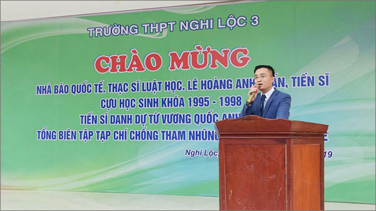 Ông Tuấn tại buổi lễ được tổ chức ở trường THPT Nghi Lộc III (Ảnh: Tạp chí Người làm báo)