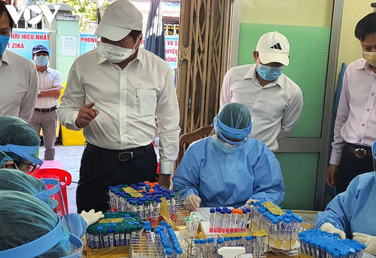 Chủ tịch UBND TP. Đà Nẵng Huỳnh Đức Thơ kiểm tra quy trình đầu tiên là tiếp nhận mẫu bệnh phẩm xét nghiệm địa phương gửi về trung tâm.