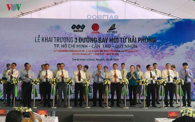 Thủ tướng Nguyễn Xuân Phúc tới dự và cắt băng khánh thành đường bay mới.