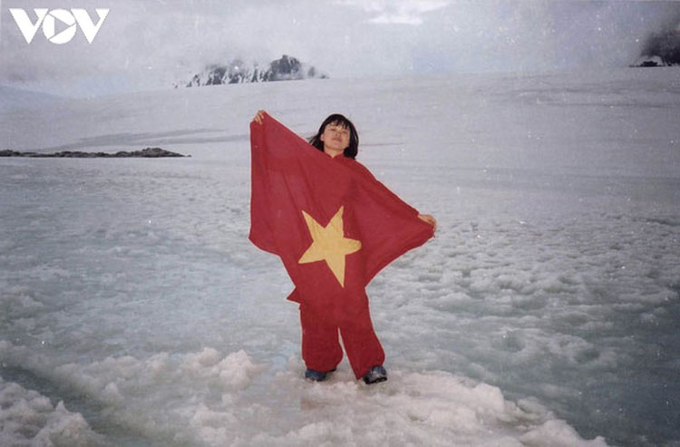 Chị Hoàng Thị Minh Hồng với lá cờ Tổ quốc tại Nam Cực năm 1997.