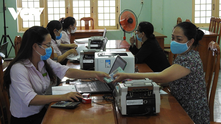 Hoạt động cho vay của Ngân hàng Chính sách Xã hội Việt Nam chi nhánh tỉnh Kon Tum tại phường Quyết Thắng, thành phố Kon Tum.