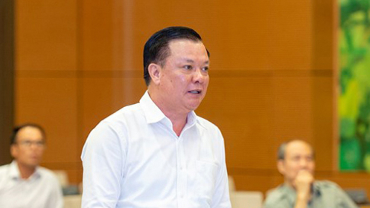 Bộ trưởng Bộ Tài chính Đinh Tiến Dũng báo cáo tại phiên họp Ủy ban Thường vụ Quốc hội.