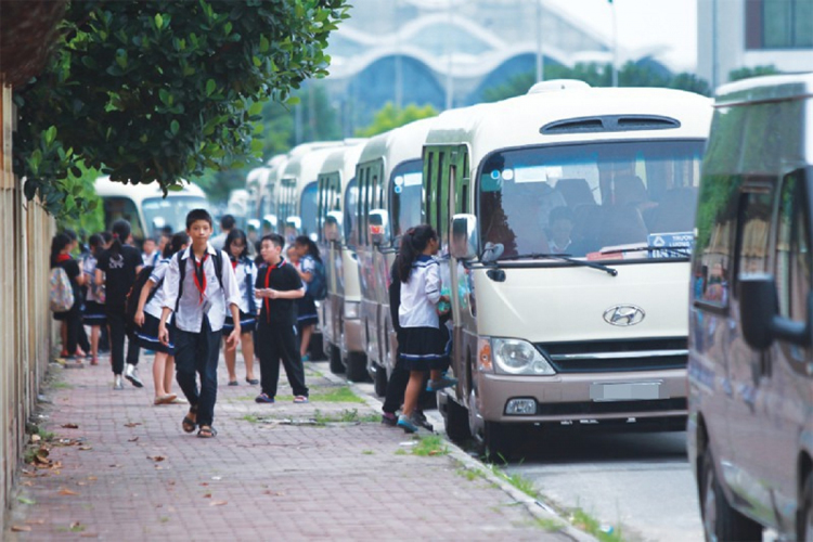 Sở GTVT Hà Nội đã có văn bản đề nghị Sở Giáo dục và Đào tạo Hà Nội chỉ đạo các trường học chấn chỉnh việc sử dụng xe đưa đón học sinh, không ký hợp đồng vận chuyển đối với các đơn vị vận tải không đủ điều kiện; chấm dứt hợp đồng vận chuyển đối với phương tiện, người lái xe ô tô không đủ điều kiện theo quy định.