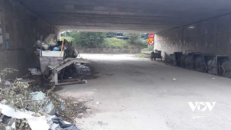 Xe thu gom rác chiếm dụng lòng đường tại hầm chui dân sinh số 8 (Km15+059 Đại lộ Thăng Long).