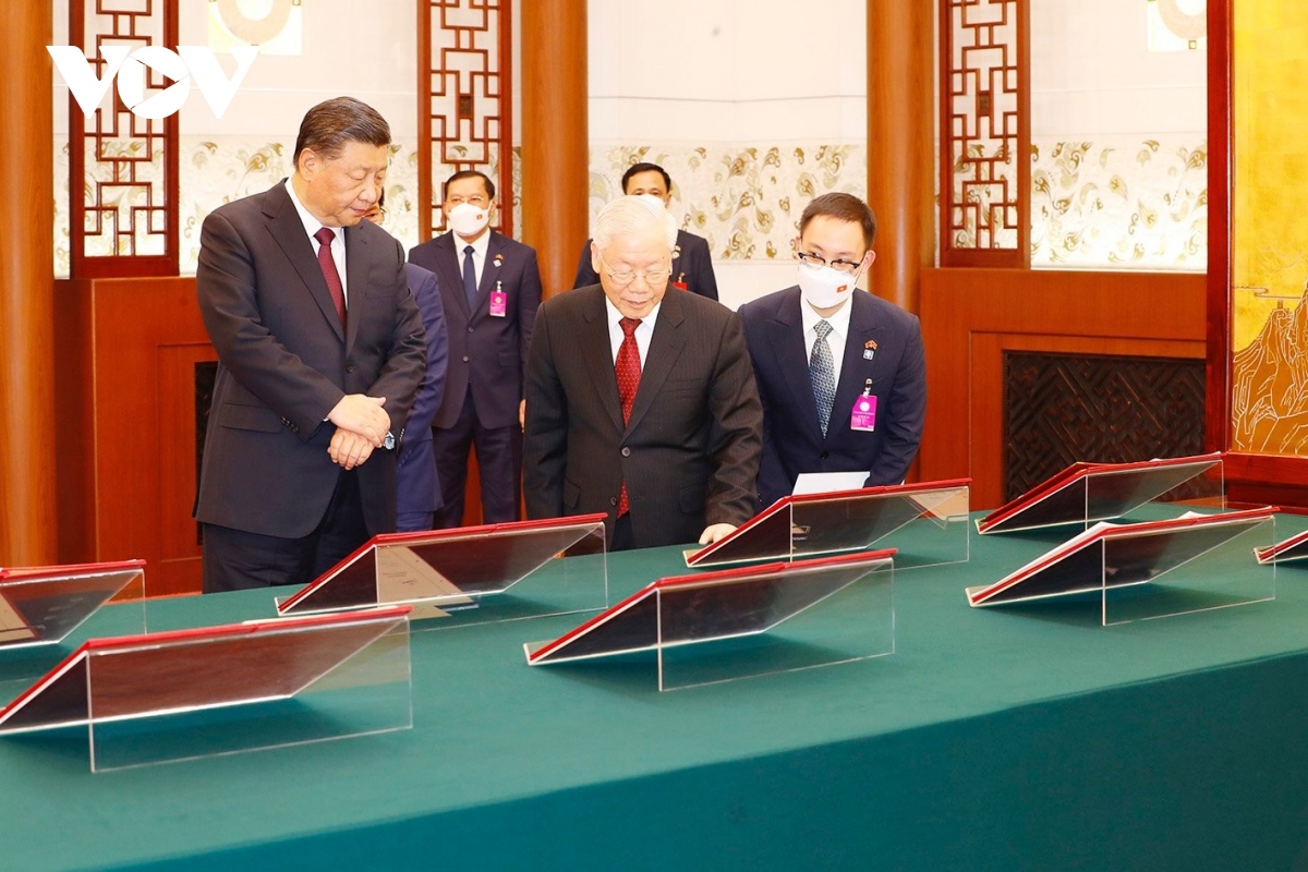 Tổng Bí thư Nguyễn Phú Trọng cùng Tổng Bí thư, Chủ tịch Trung Quốc Tập Cận Bình đã chứng kiến 13 văn bản được ký kết thuộc nhiều lĩnh vực quan trọng.