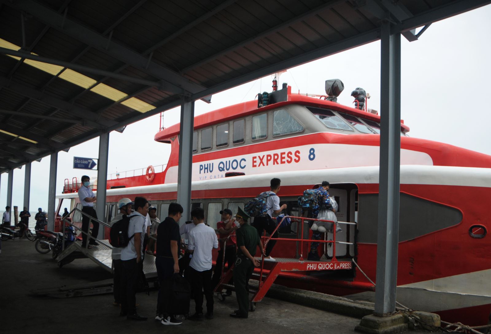Tàu cao tốc Phú Quốc Express 8 đưa du khách từ Phú Quốc về Rạch Giá (Kiên Giang).