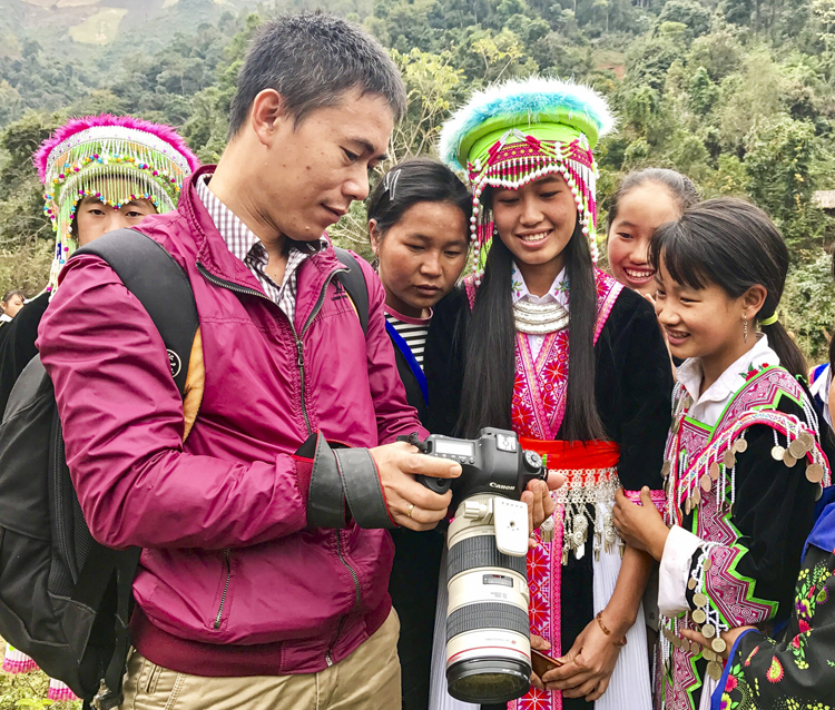 Phóng viên ảnh TTXVN cùng người dân bản địa trong ngày Tết của đồng bào Mông tại Điện Biên.
