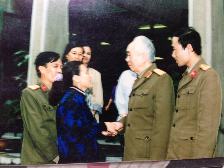 2.	Đại tướng Võ Nguyên Giáp trò chuyện với anh chị em ở Đài Bá âm 39 Bà Triệu, Hà Nội.
