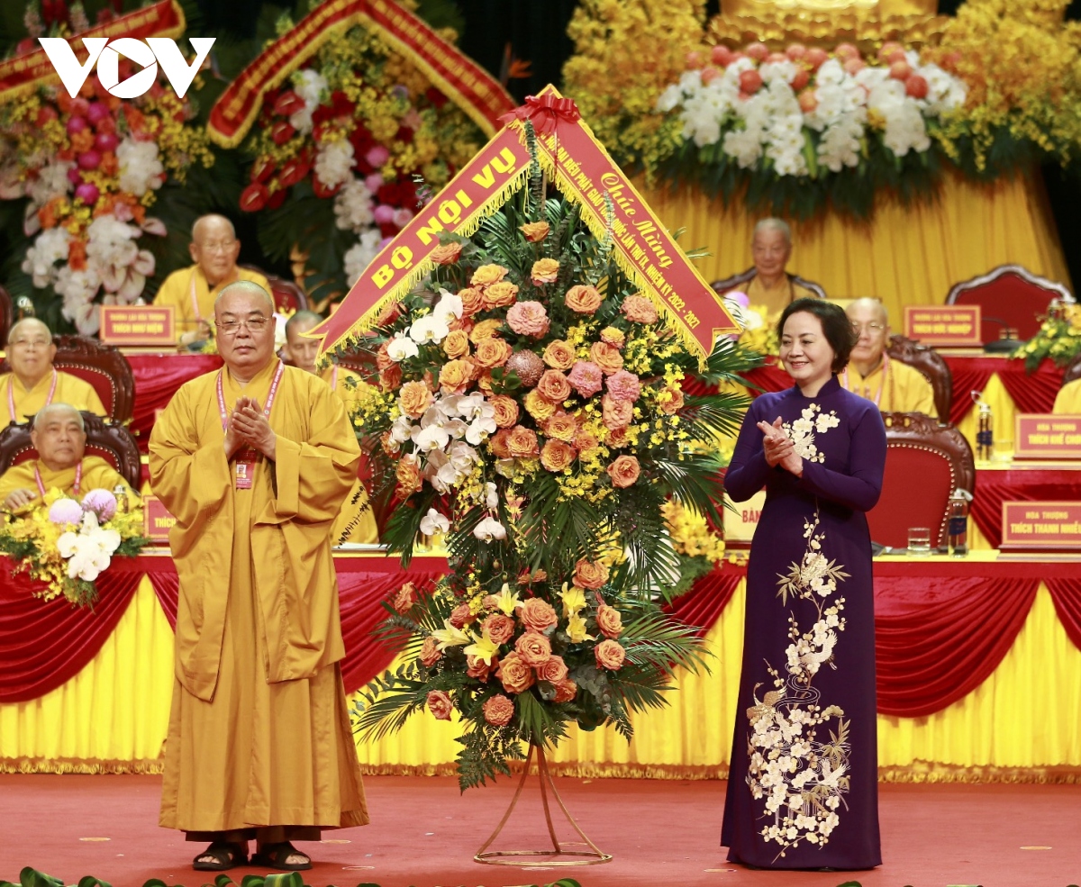 Bộ trưởng Bộ Nội vụ Phạm Thị Thanh Trà tặng hoa cho lãnh đạo Giáo hội.