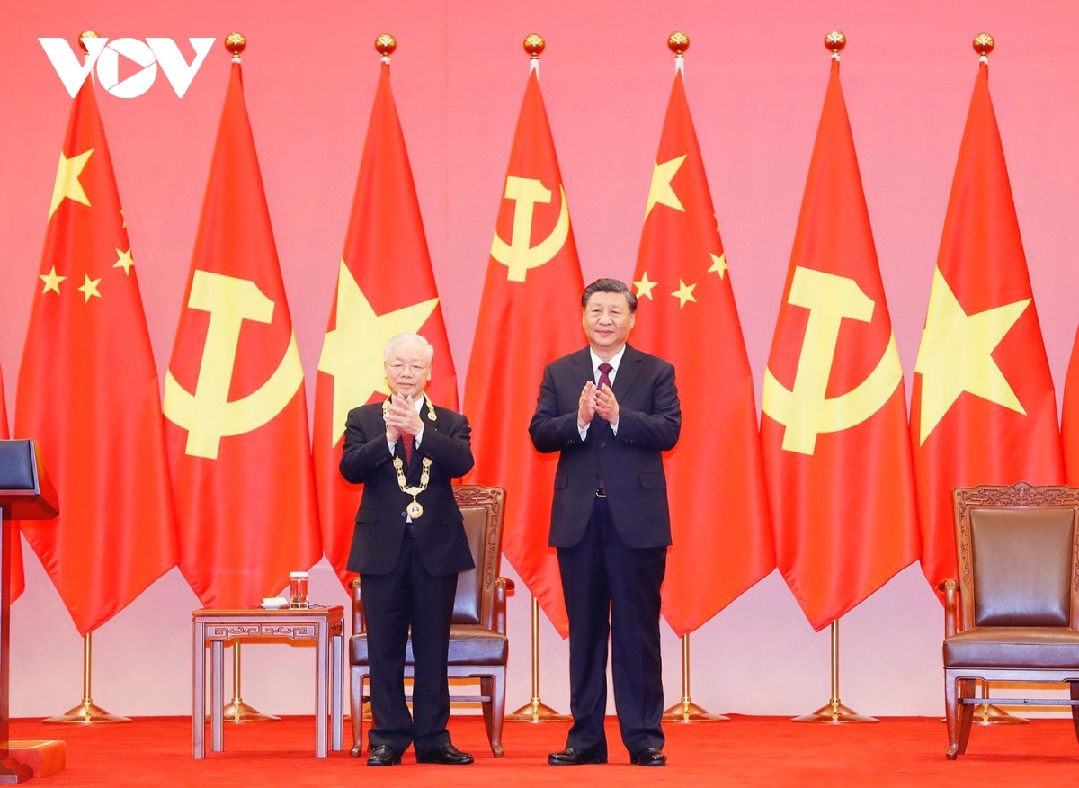 Chiều 31/10, tại Đại lễ Đường nhân dân ở Thủ đô Bắc Kinh, Tổng Bí thư, Chủ tịch Trung Quốc Tập Cận Bình chủ trì buổi lễ trao Huân chương Hữu nghị của nước Cộng hoà nhân dân Trung Hoa tặng Tổng Bí thư Nguyễn Phú Trọng.