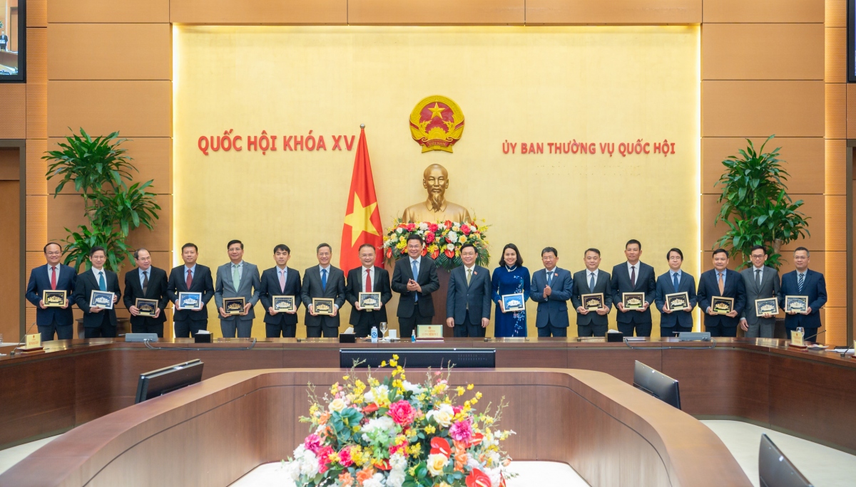 Chủ tịch Quốc hội chụp hình lưu niệm với các Trưởng các Cơ quan đại diện của Việt Nam ở nước ngoài.