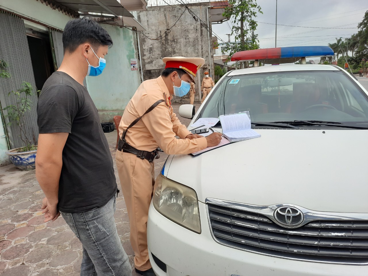 Ccán bộ, chiến sĩ CSGT tỉnh Hải Dương quyết liệt và kiên trì tổ chức triển khai thực hiện Kế hoạch nhằm giữ gìn an ninh trật tự và đảm bảo an toàn giao thông. Ảnh: KT