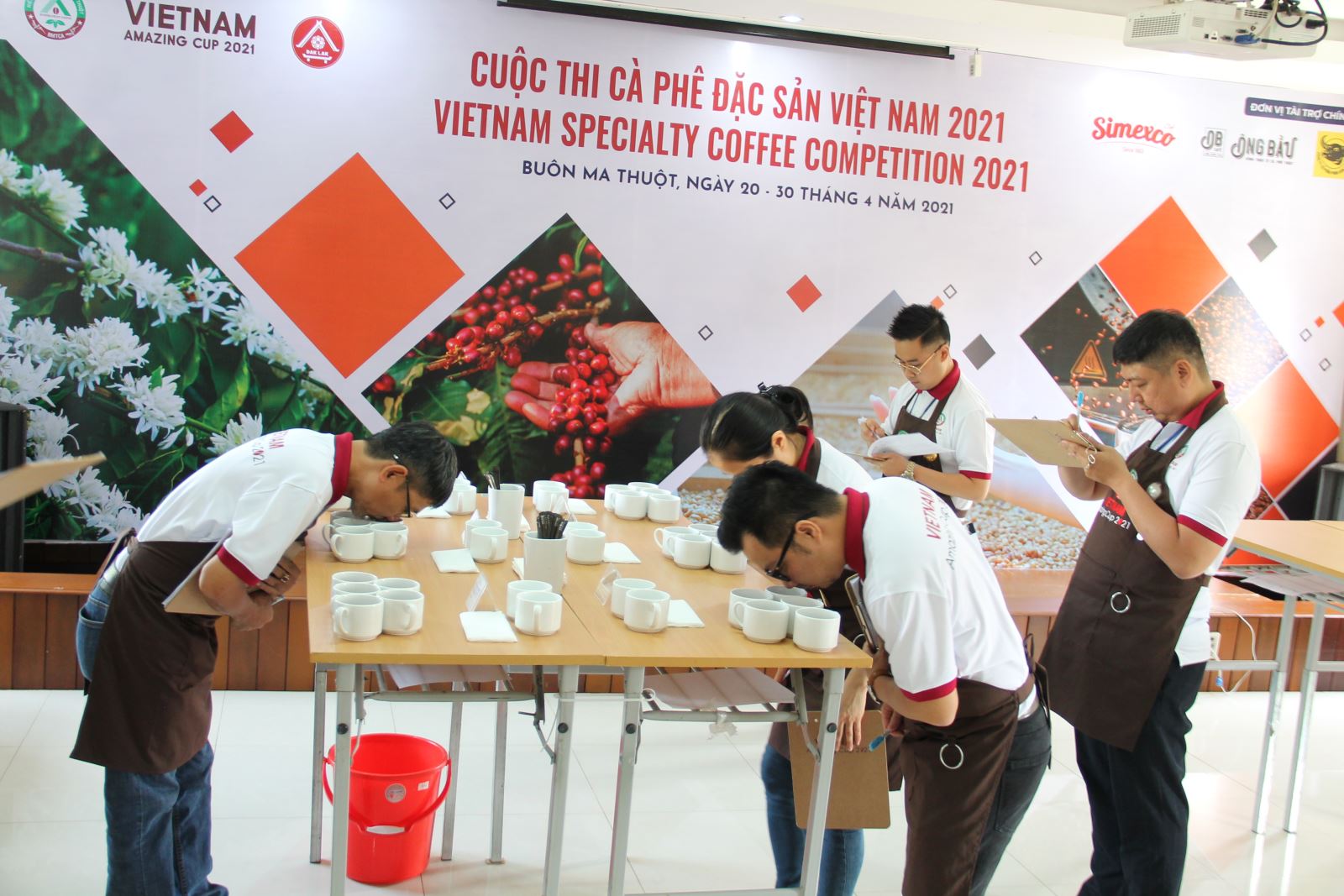 Các giám khảo trong vòng cupping cà phê đặc sản tại Vietnam Amazing 2021.