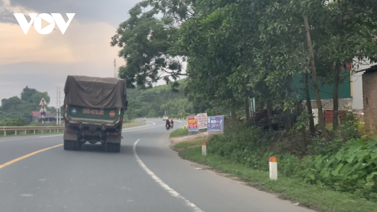Những chiếc xe tải có dấu hiệu cơi nới thành, thùng, chở quá tải trọng thường xuyên lưu thông trên Quốc lộ 1A đoạn qua địa bàn huyện Hữu Lũng, tỉnh Lạng Sơn.