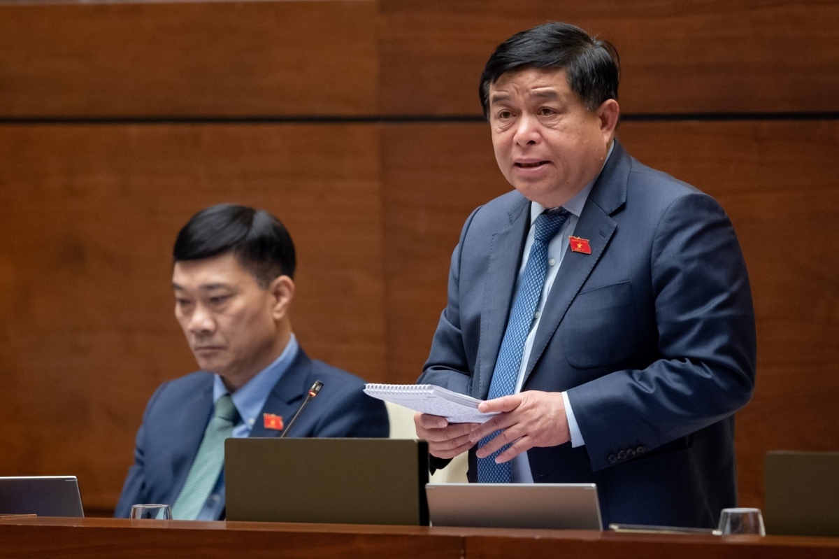 Bộ trưởng Nguyễn Chí Dũng báo cáo giải trình trước Quốc hội.