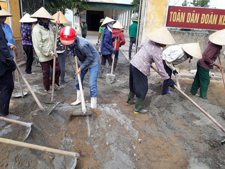 Người dân huyện Can Lộc, tỉnh Hà Tĩnh hào hứng tham gia xây dựng nông thôn mới.      Ảnh: P.V
