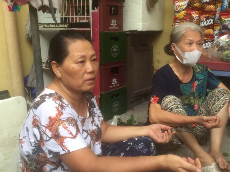 Bà Nguyễn Thị Giáp (bên trái) cho biết, người dân sống quanh khu vực Công ty Rạng Đông chỉ mong tiến độ thu gom, xử lý chất độc được thực hiện nhanh chóng.