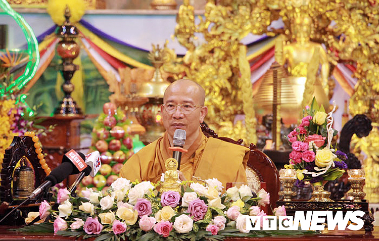 Đại đức Thích Trúc Thái Minh - Trụ trì chùa Ba Vàng tại buổi thuyết pháp, tối 21/3.