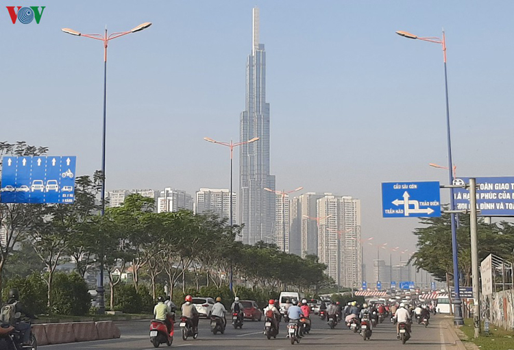 Nồng độ bụi ở Hà Nội, TP. Hồ Chí Minh đang gia tăng theo đà phát triển kinh tế và tốc độ tăng trưởng các phương tiện giao thông cơ giới trên 15%/năm.