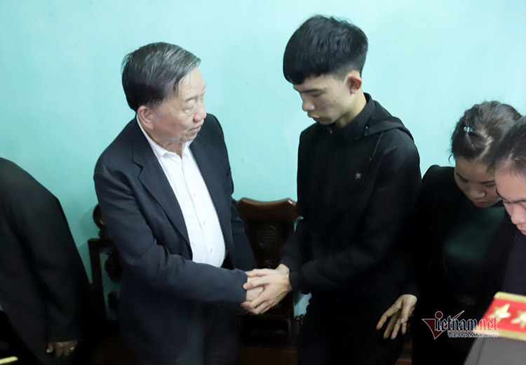 Đại tướng Tô Lâm, Bộ trưởng Công an động viên con trai của chiến sĩ Nguyễn Huy Thịnh.