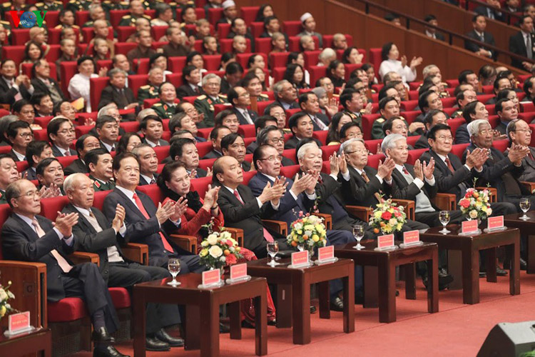 Các Lãnh đạo, nguyên Lãnh đạo Đảng, Nhà nước cùng các đại biểu dự Lễ kỷ niệm (Ảnh: Quang Vinh).