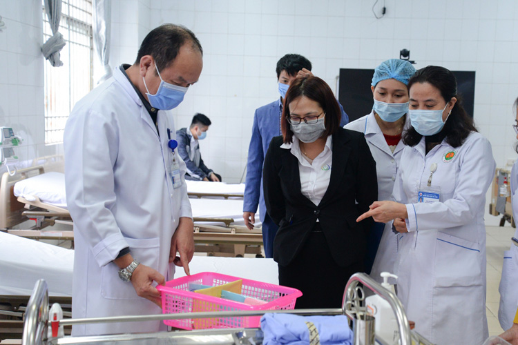 Bác sĩ Nguyễn Quốc Hùng, Giám đốc Bệnh viện cách ly đặc biệt số 2 tỉnh Quảng Ninh (bên trái) hướng dẫn đội ngũ nhân viên y tế kỹ năng tác nghiệp.