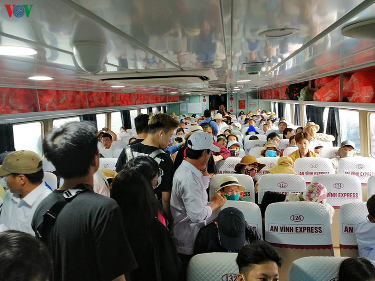 Hành khách trên tàu cao tốc ra đảo Lý Sơn.