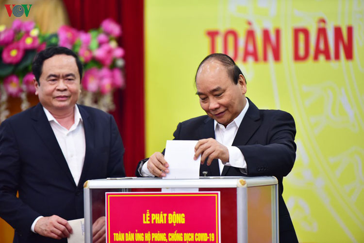 Thủ tướng Nguyễn Xuân Phúc ủng hộ công tác phòng, chống Covid-19.