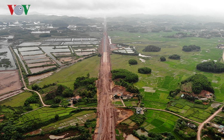 Cao tốc Vân Đồn - Móng Cái là công trình giao thông trọng điểm dự kiến đưa vào vận hành vào đầu năm 2021.