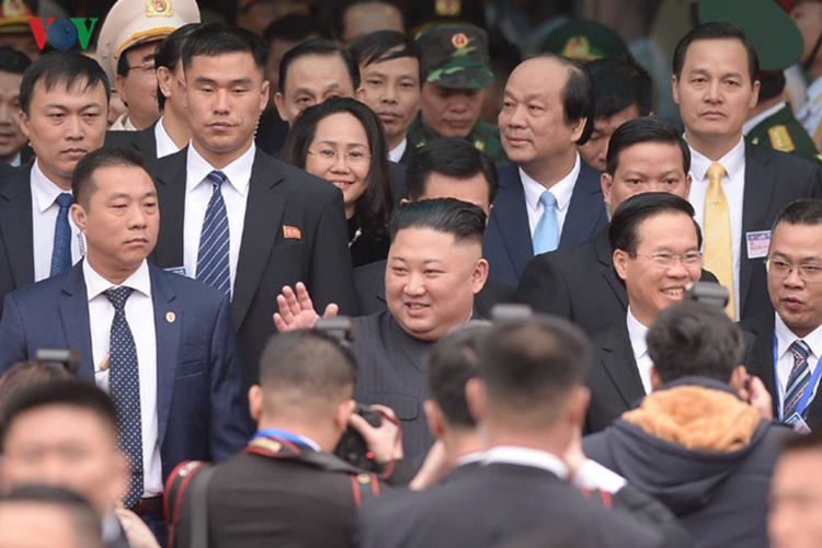 Chủ tịch Triều Tiên xuống tàu, vẫy tay chào phóng viên báo chí và người dân Việt Nam.