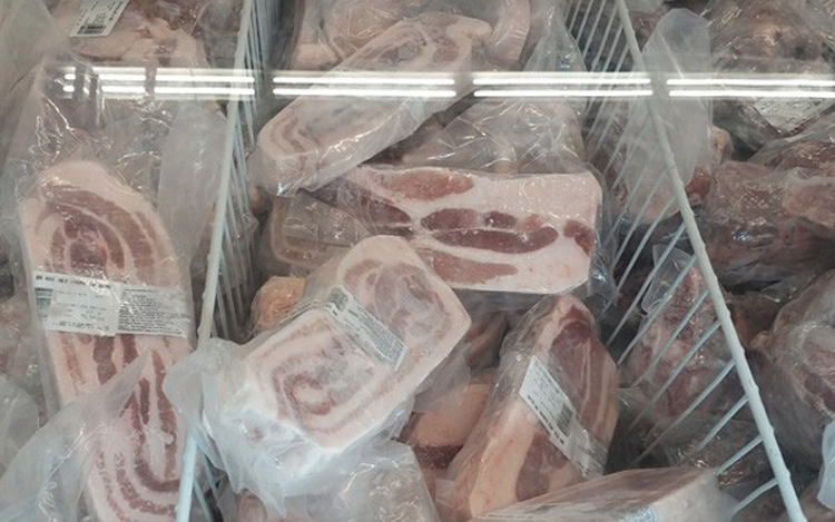 Thịt lợn đông lạnh nhập khẩu tại siêu thị Big C Thăng Long.