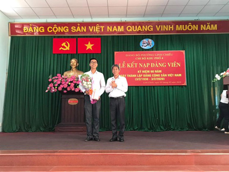 Chủ tịch UBND Quận Thủ Đức Đặng Nguyễn Thanh Minh chúc mừng đảng viên mới được kết nạp vào Chi bộ khu phố 4, phường Linh Chiểu. Ảnh: CTV