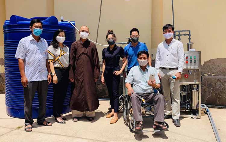 Anh Nguyễn Văn Quởn dù đi lại khó khăn nhưng vẫn sát cánh cùng các nhà từ thiện đi lắp đặt hệ thống xử lý nước mặn các nơi.