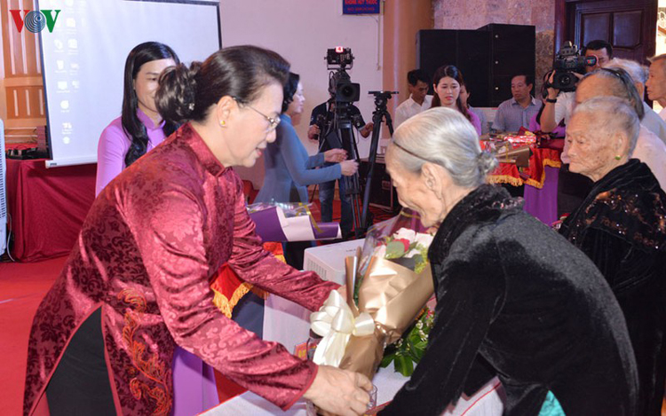 Chủ tịch Quốc hội Nguyễn Thị Kim Ngân tặng hoa mẹ Việt Nam anh hùng.