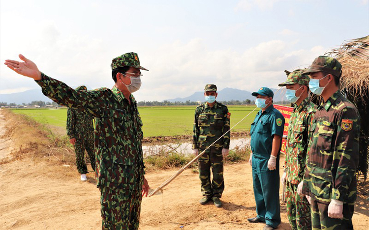 Đại tá Huỳnh Văn Đông, Phó Chính ủy kiểm tra, giao nhiệm vụ cho các Tổ công tác phòng, chống dịch Covid-19.