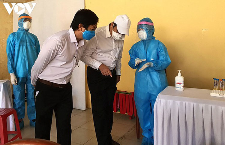 Ông Huỳnh Đức Thơ Chủ tịch UBND TP. Đà Nẵng hỏi thăm nhân viên y tế tại điểm lấy mẫu xét nghiệm gộp phường Bình Thuận.