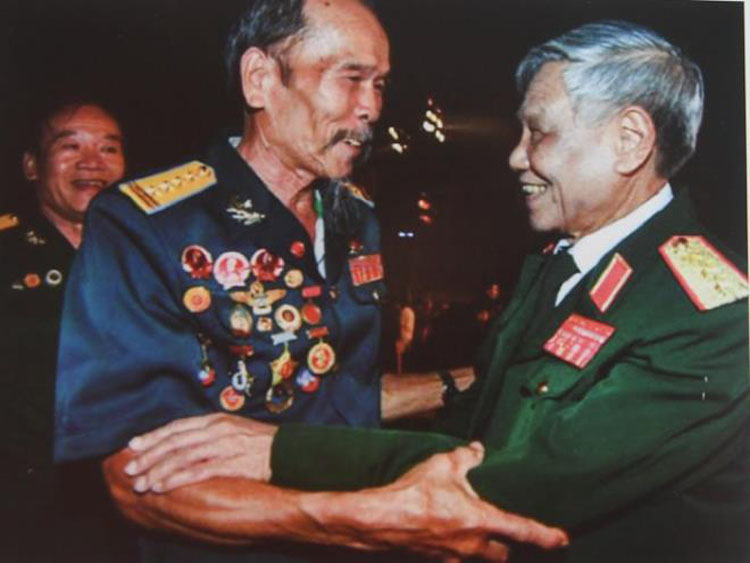 Nguyên Tổng Bí thư Lê Khả Phiêu gia nhập quân đội từ năm 1950, khi mới 19 tuổi. Sau này, ông giữ vị trí Chủ nhiệm Tổng cục Chính trị Quân đội Nhân dân, hàm Thượng tướng.
