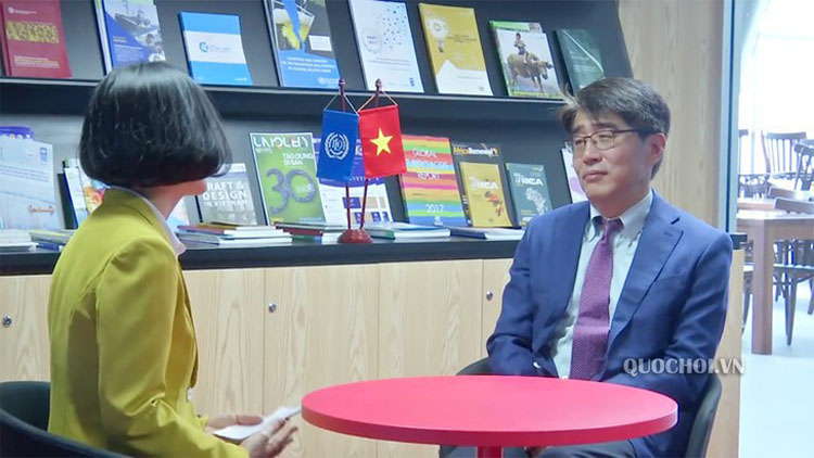 Tiến sĩ Change-Hee Lee, Giám đốc ILO Việt Nam, trả lời phỏng vấn về việc Việt Nam tham gia vào Công ước 105 của ILO. Ảnh Quochoi.vn