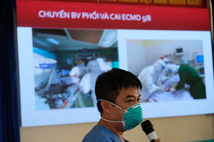 BS Trần Thanh Linh, Bệnh viện Chợ Rẫy, thành phố Hồ Chí Minh ra hỗ trợ Đà Nẵng chữa trị cho các bệnh nhân nặng mắc Covid-19.