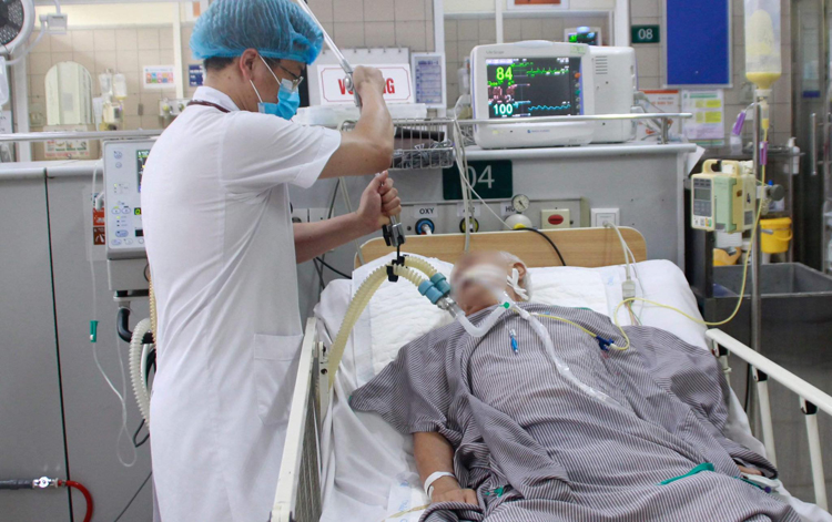 Một bệnh nhân bị ngộ độc Pate Minh Chay đang được cấp cứu.