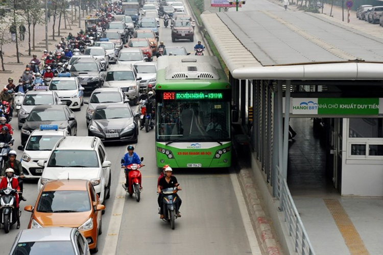 Việc ô tô, xe máy thường xuyên lấn làn khiến yêu cầu đảm bảo khung thời gian 40 - 45 phút hoàn thành xong một chuyến BRT là rất khó để thực hiện. Ảnh: Tintucvietnam