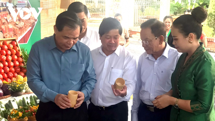 Bộ trưởng NN&PTNT Nguyễn Xuân Cường thăm quan gian hàng giới thiệu sản phẩm đặc sản Sơn La.